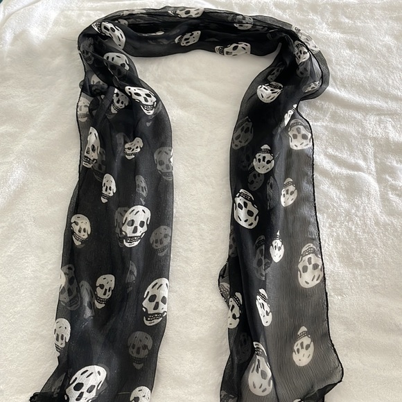 Skull Scarf - Picture 2 of 3